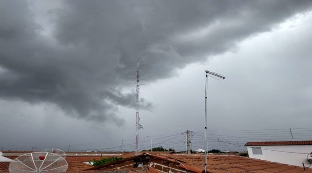 Céu de Teresina registra “Halo Solar”, fenômeno que indica chuva 