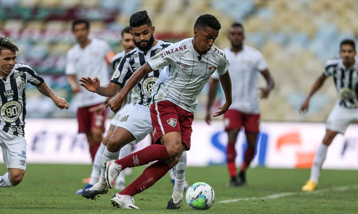 Goleiro De Fitness Ou Jogador De Futebol Cobrando Pênalti Em Um Jogo Ou  Partida De Treinamento Em Um Torneio, Salvando De Volta Ou Atleta De  Futebol Masculino Chutando Bola No Treino Em