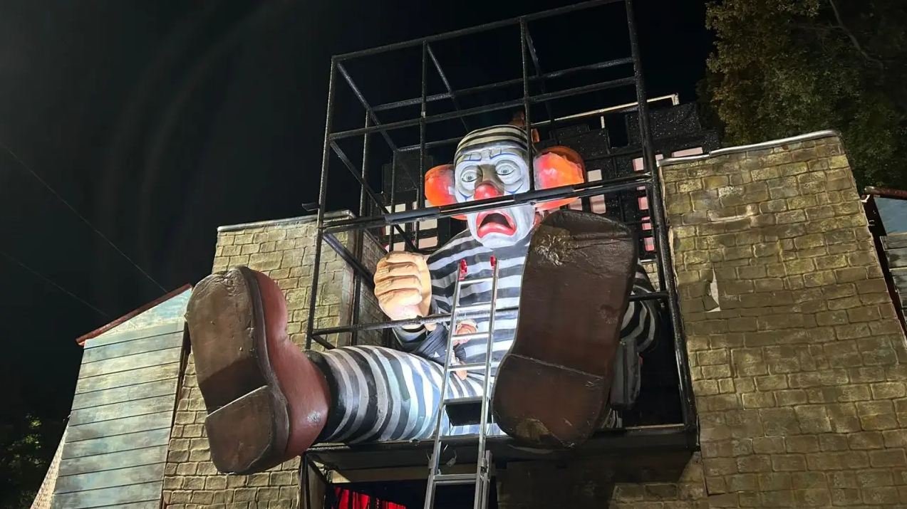 As cenas de Bolsonaro ridicularizado para o mundo no desfile da Niterói