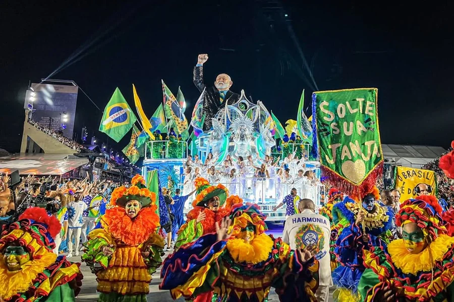 Acadêmicos de Niterói exalta presidente Lula em desfile no Carnaval do Rio de Janeiro
