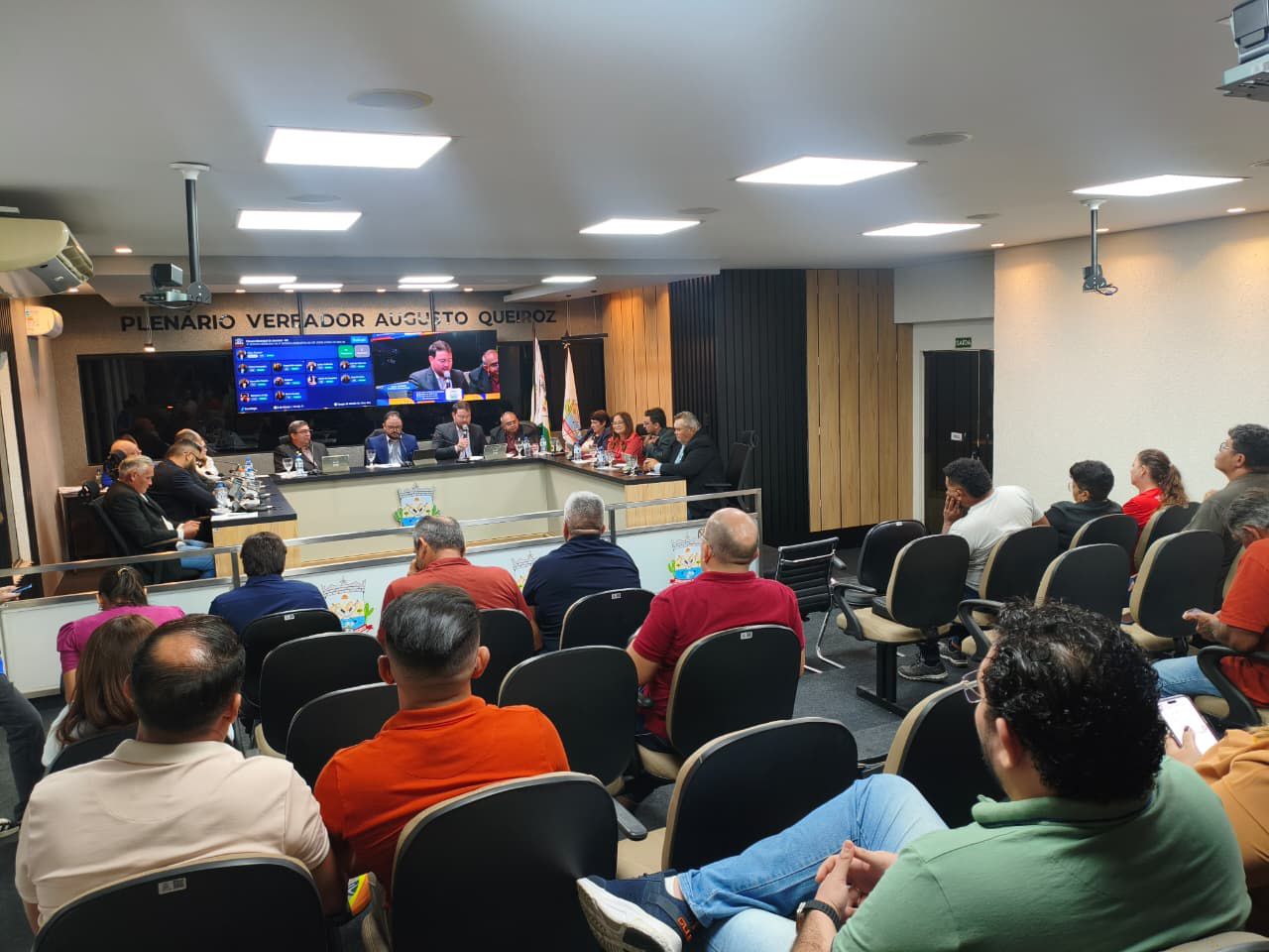 Prefeito Iogo Queiroz apresenta mensagem anual e reforça parceria entre os poderes em Jucurutu