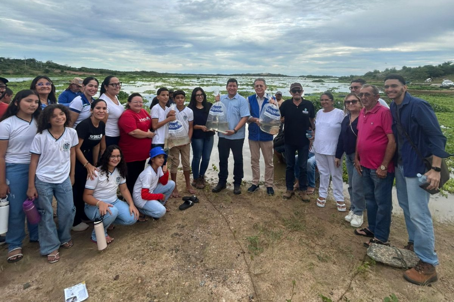 Cerca de 10 mil alevinos de camarão pitu são soltos nas águas da Barragem Oiticica