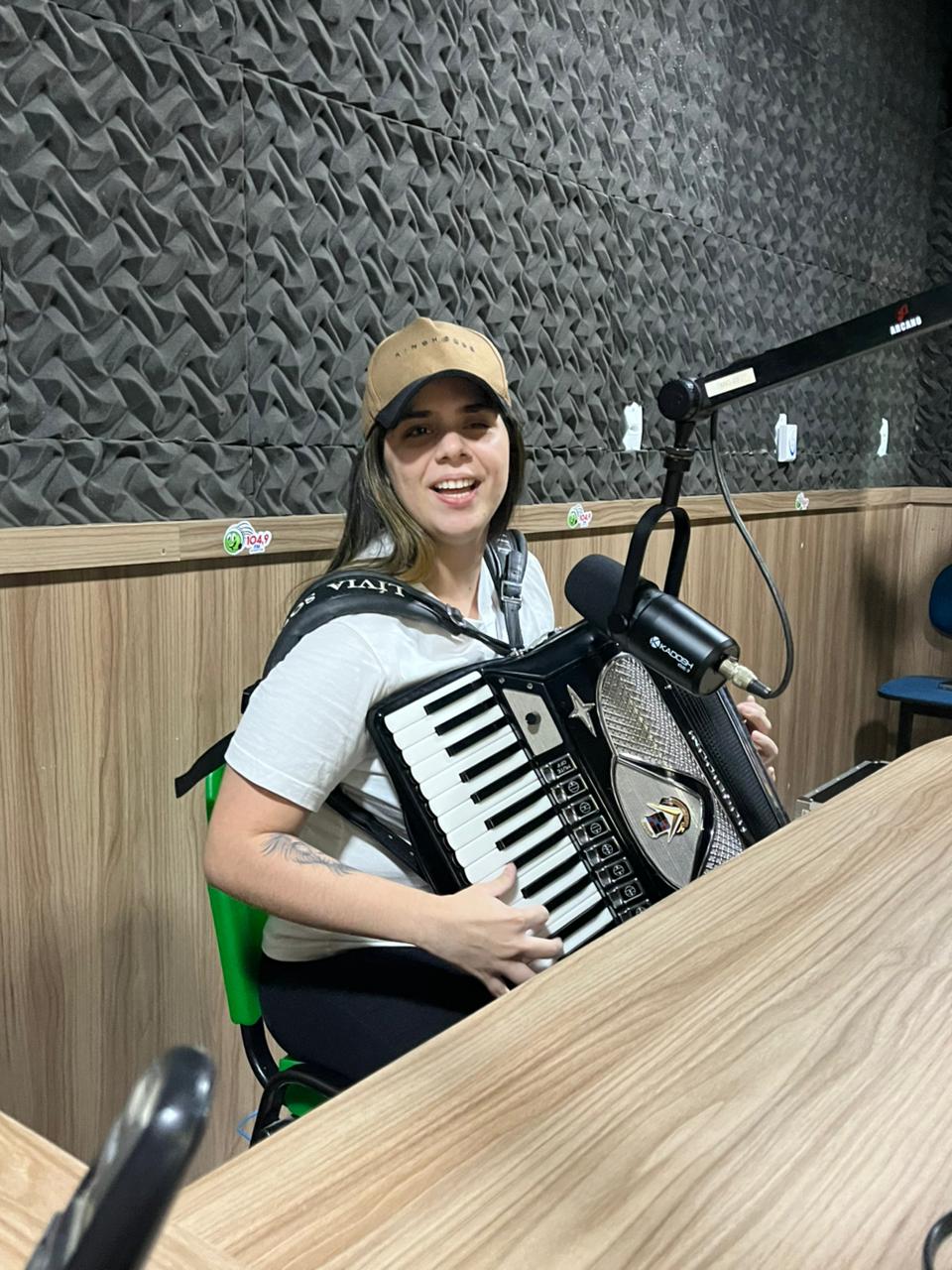 Sanfoneira, cantora e compositora Lívia Souza é a grande atração da noite no Point Petisbar