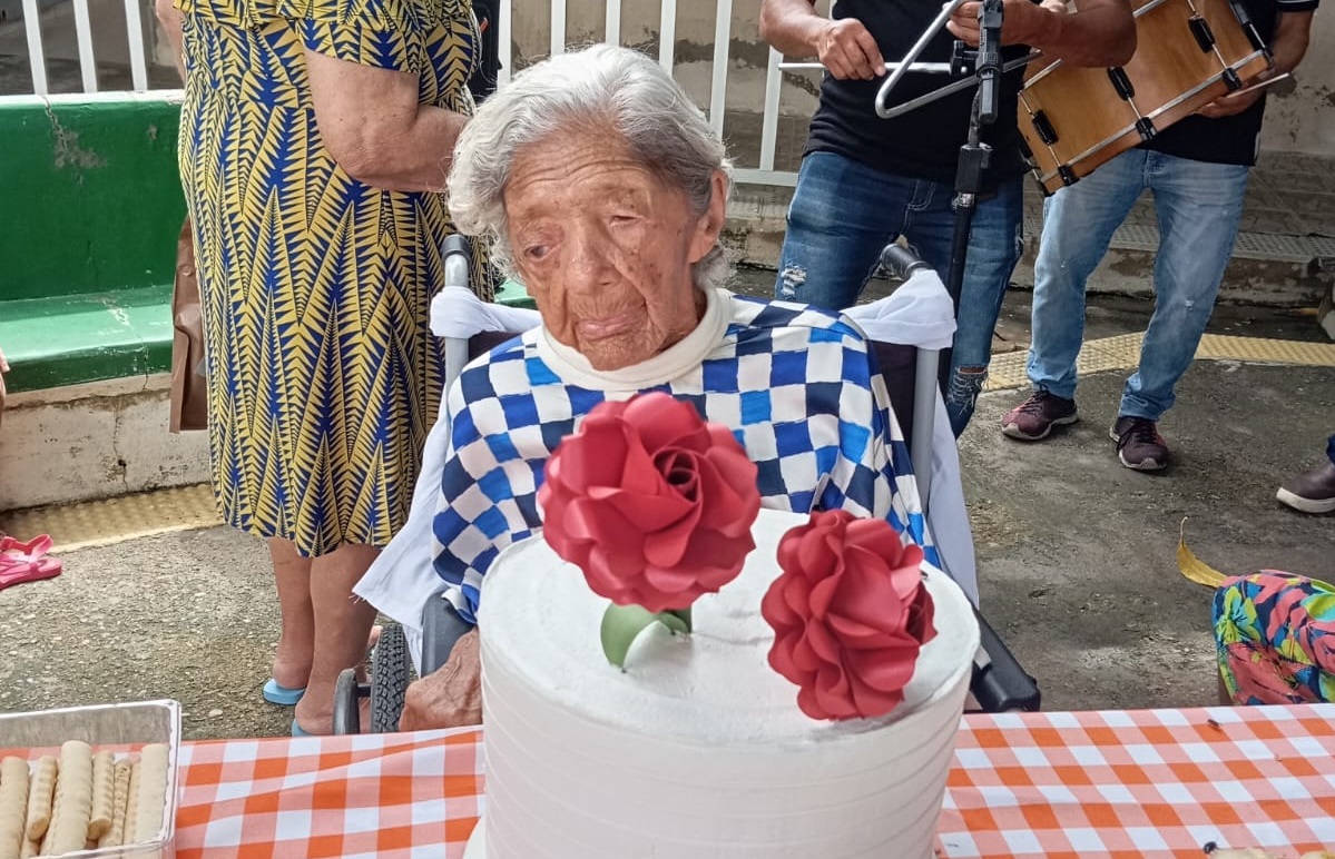 Lar do Idoso de Jucurutu celebra os 102 anos de Dona Elvira em tarde marcada por emoção e homenagem às mães