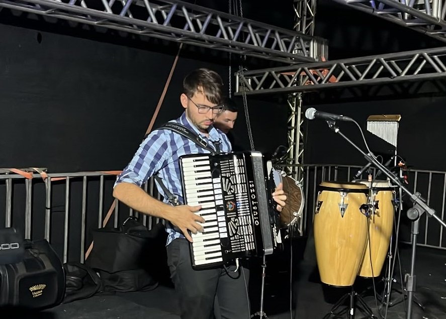 Sanfoneiro Vinícius Celestino anima pavilhão dos festejos de Nossa Senhora da Guia em Boi Selado