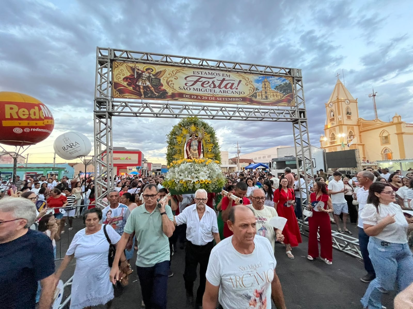 Procissão e missa encerram festa de São Miguel, padroeiro de Jucurutu