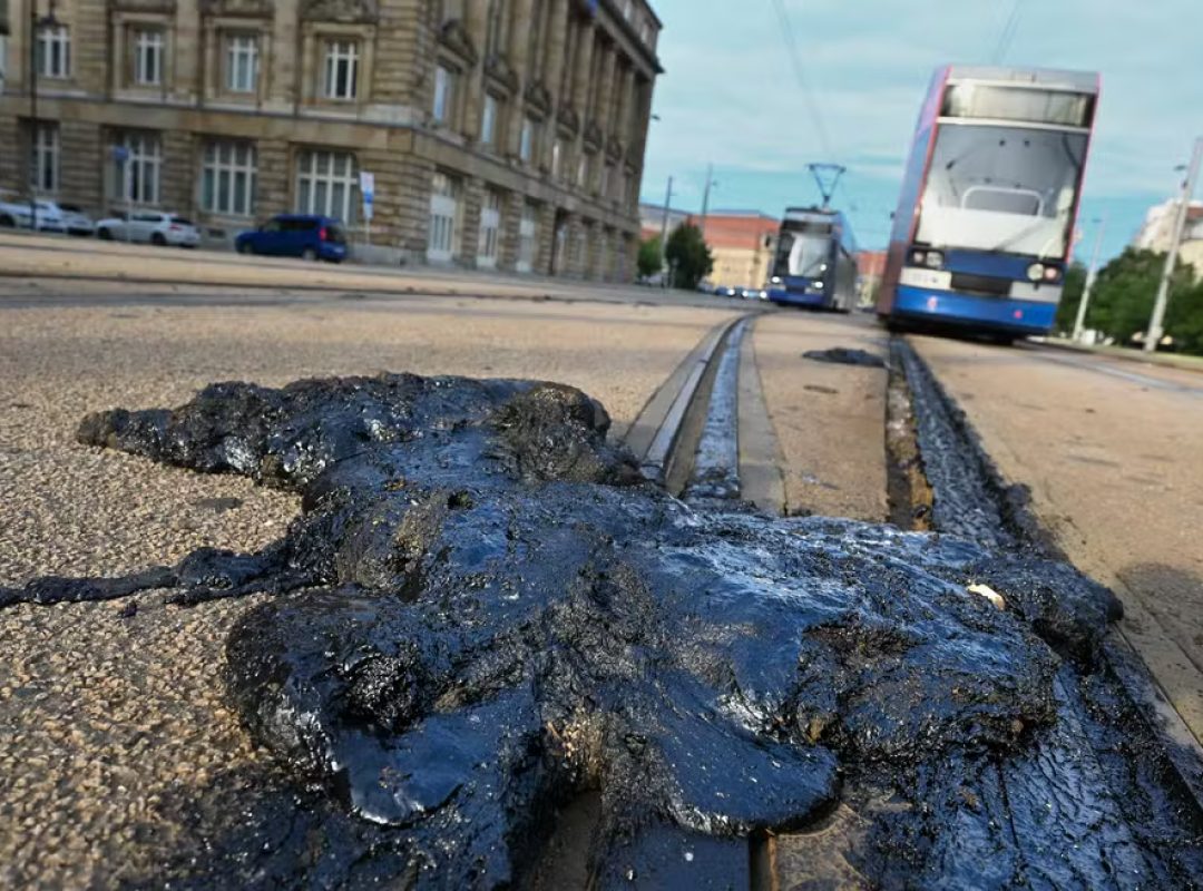 Calor-extremo-derrete-asfalto-e-paralisa-bondes-na-Alemanha