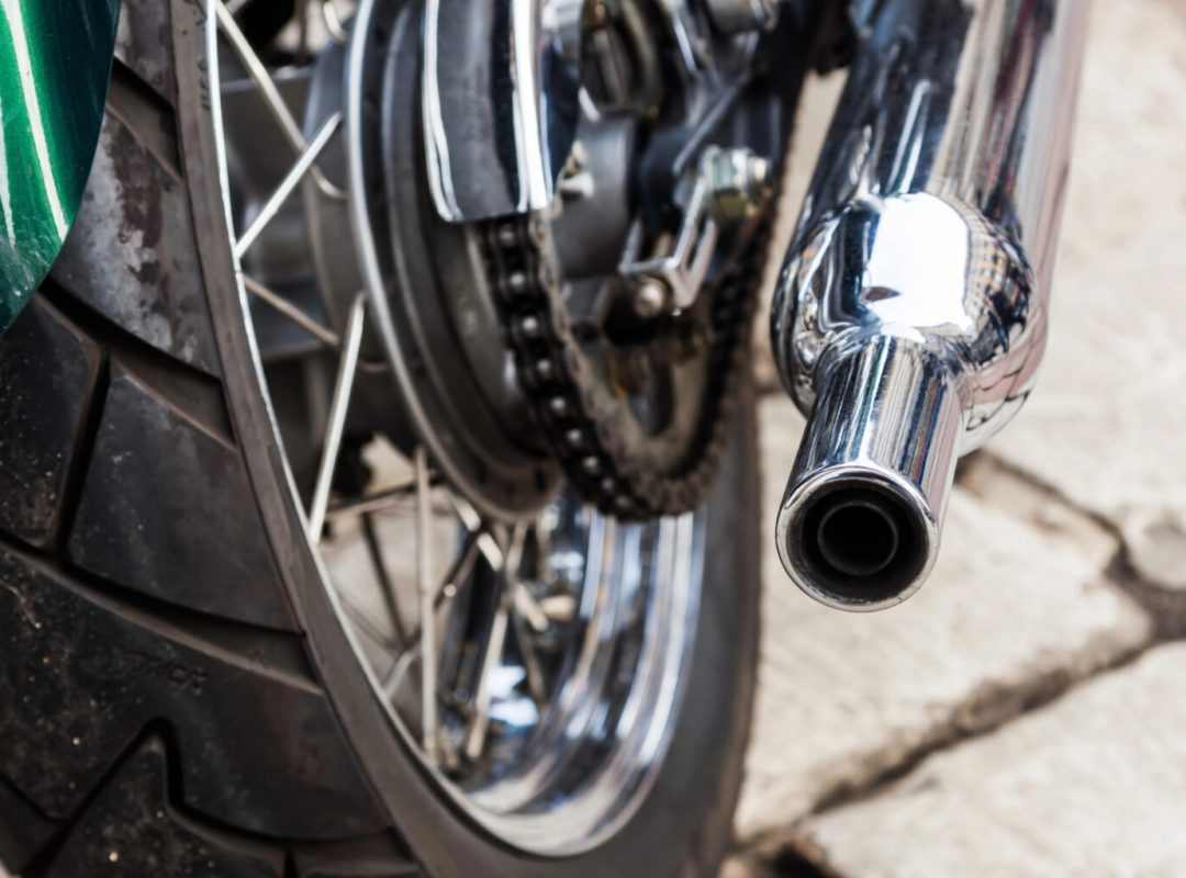Close-da-parte-traseira-de-uma-motocicleta-destacando-o-escapamento-1536x1023
