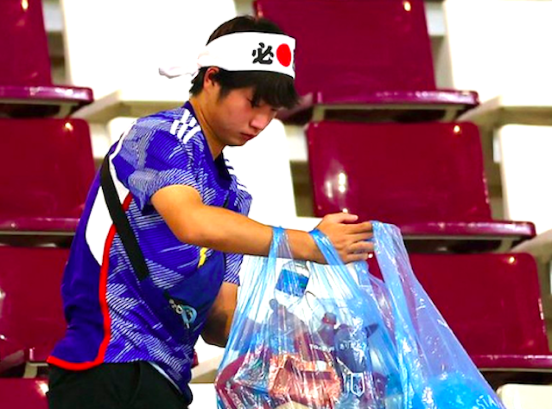 torcedores-japoneses-limpam-estadio-apos-vitoria-historica-de-seu-pais-na-copa-do-catar-foto-fifa0b